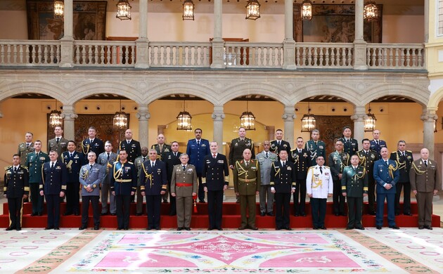 Fotografía de grupo de Su Majestad el Rey junto a los agregados de Defensa y representantes de la Dirección General de Política de Defensa